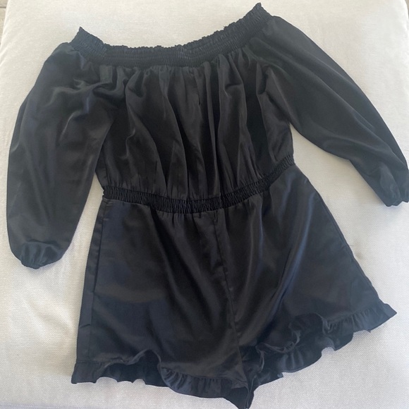 Bebe Off The Shoulder Long Sleeve Ruffel Romper - Picture 1 of 6